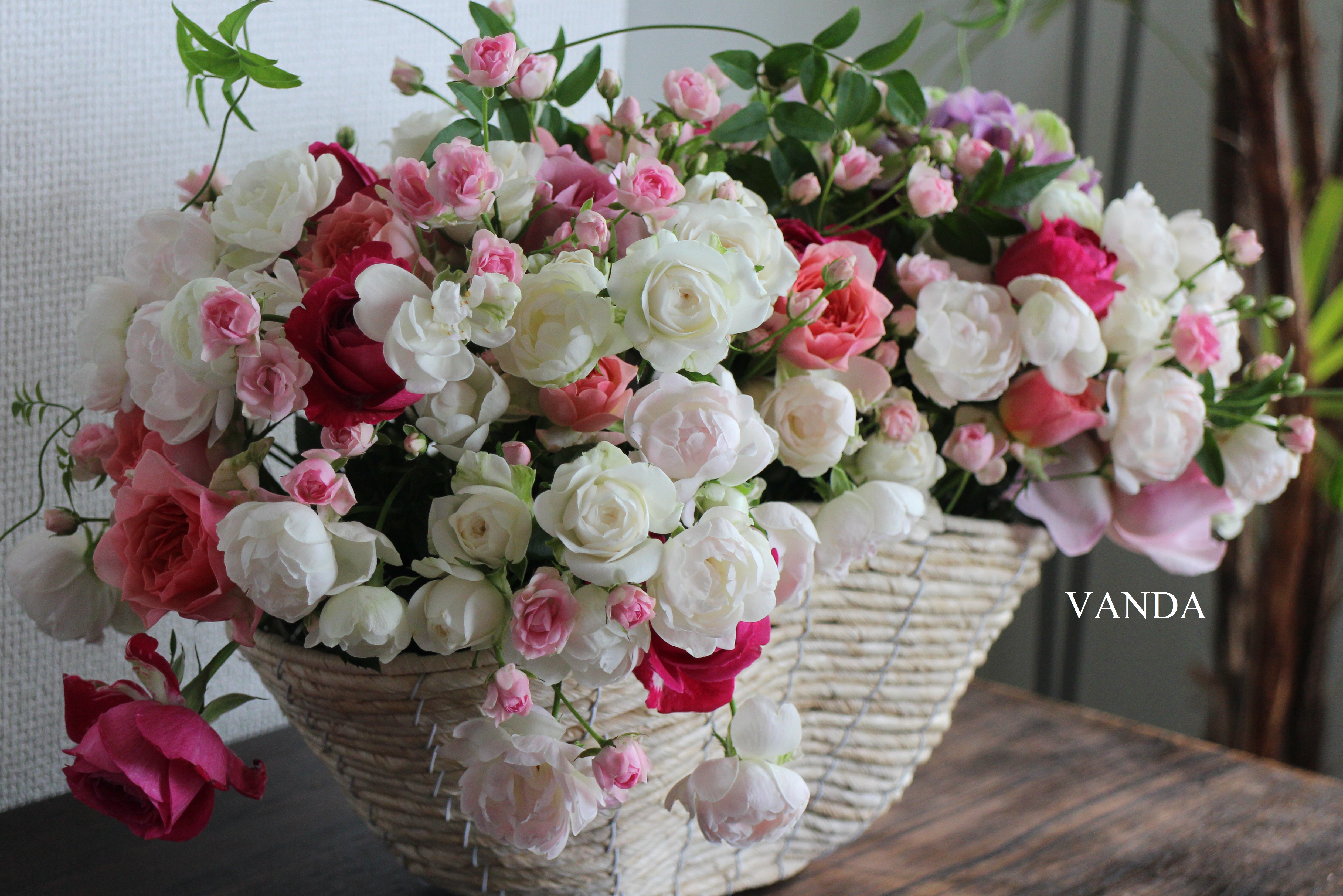 スプレーバラのバスケットアレンジメント - Flower-VANDAの花ブログ